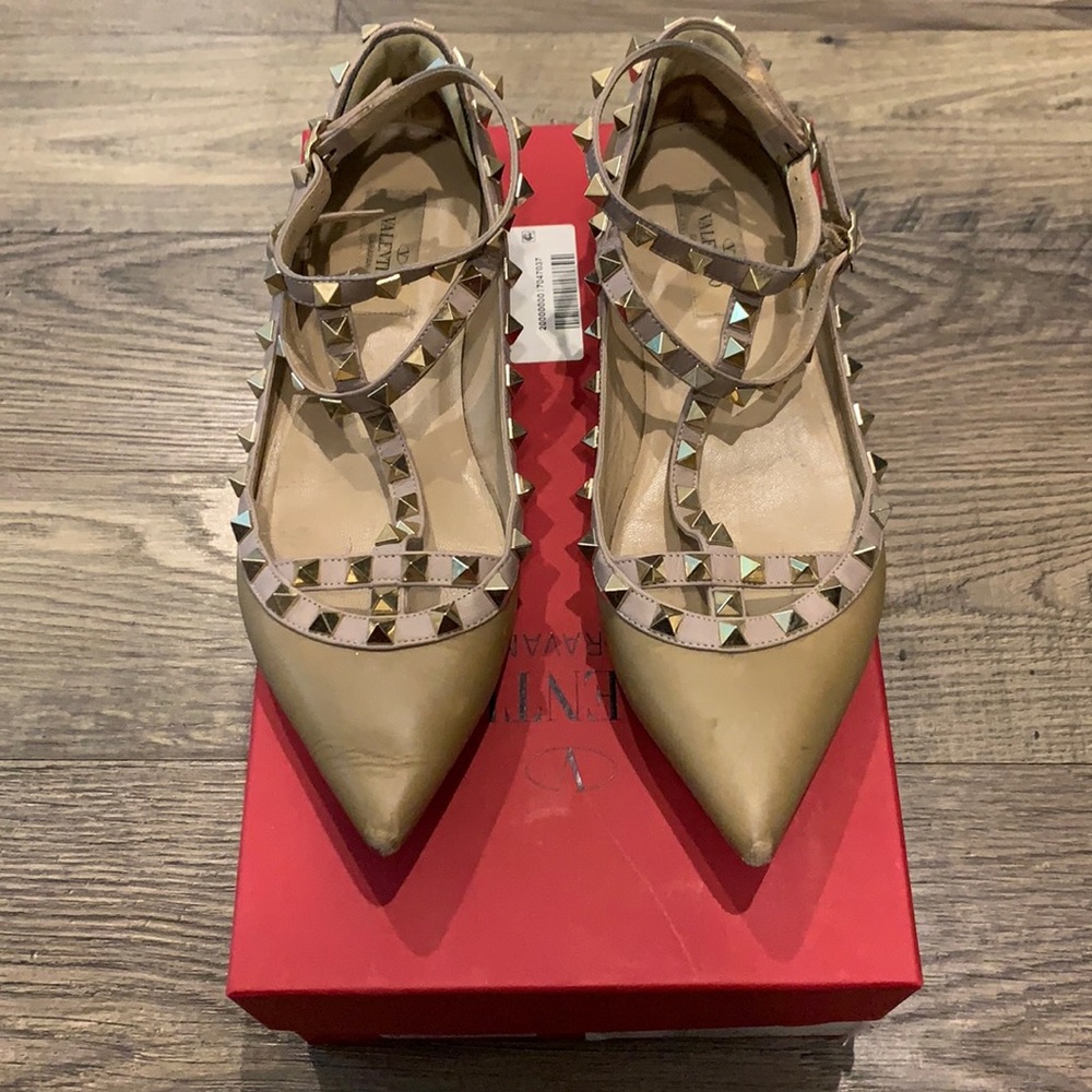 100% AUTHENTIC Valentino stud flats